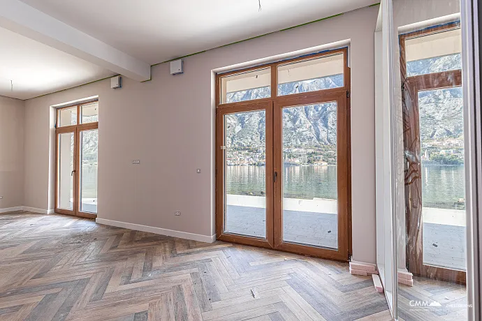 Eine luxuriöse dreistöckige Villa in erster Meereslinie in Kotor